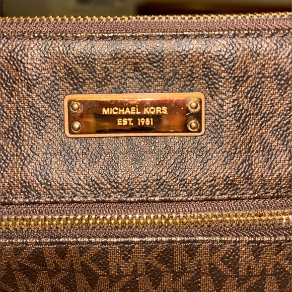 Michael Kors Cross Body Bag - Picture 4 of 6